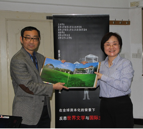 颜海平教授向王斑教授赠送纪念品 (曾宪飞 摄)