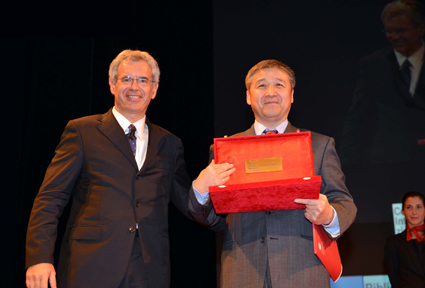 图为Carlo Carraro校长为汪晖(右)颁奖。