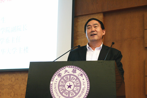 图为刘世生教授作主旨发言