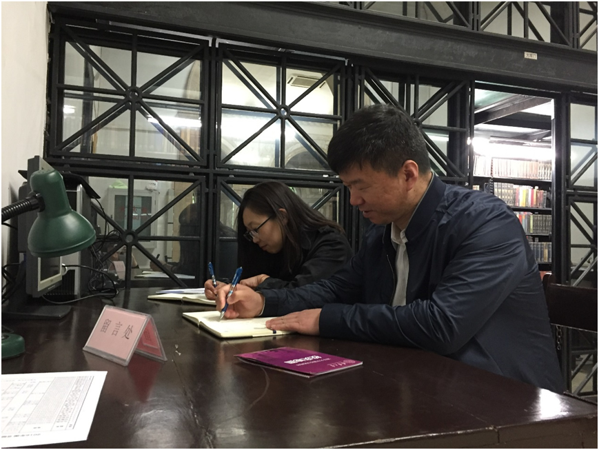 图为到访者参观结束后进行留言