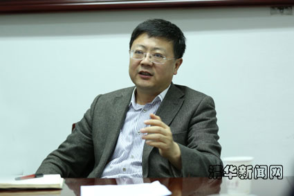 图为校长陈吉宁与人文学院教师代表交谈。