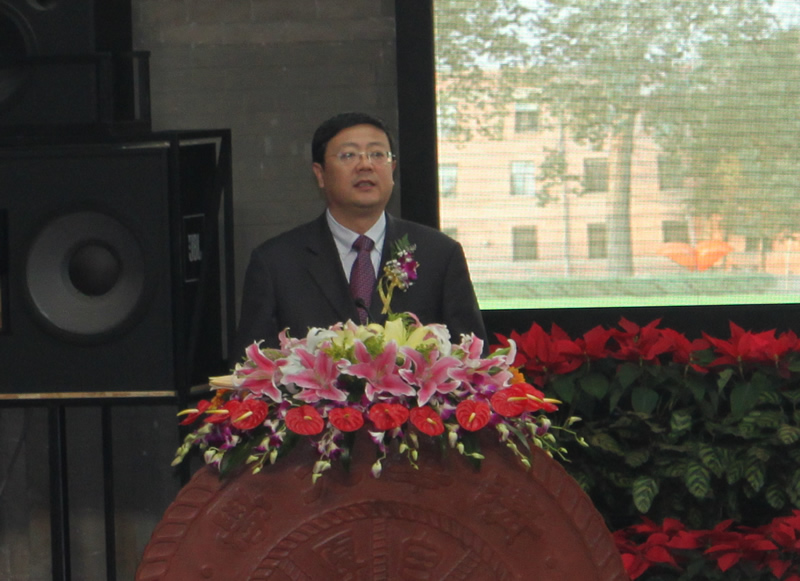 图为陈吉宁在人文学院成立大会上讲话。