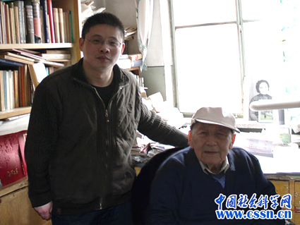 2013年3月2日,著名历史学家、思想文化史家、清华大学何兆武教授(右)接受中国社会科学网采访后与记者合影留念。 来源:中国社会科学网