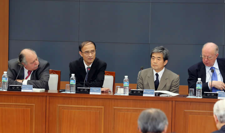 王宁教授做主题发言。