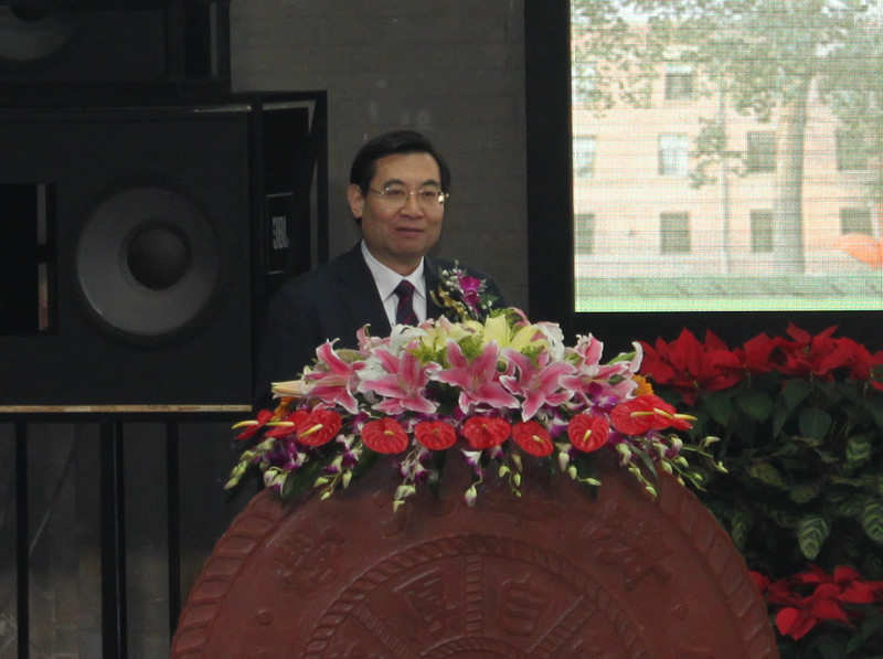 图为胡和平宣读人文学院成立的决定。