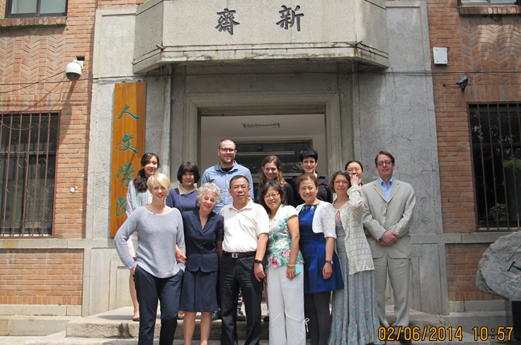 图为与会人员合影留念
