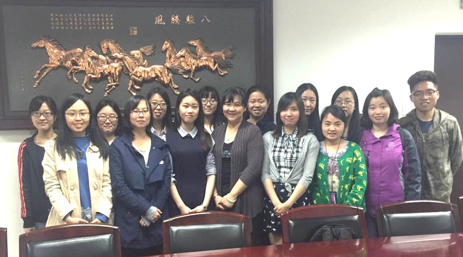 参会师生合影。