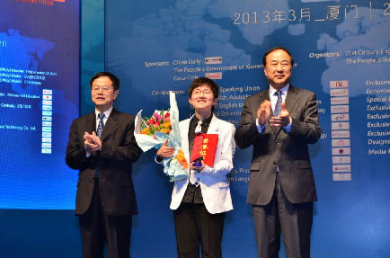 朱灵、薛卫民为沈悠同学颁奖