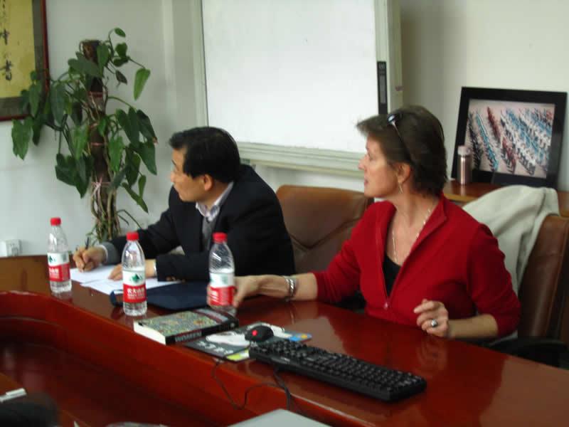 讲座现场。弗洛图教授(右一),罗选民教授(左一)