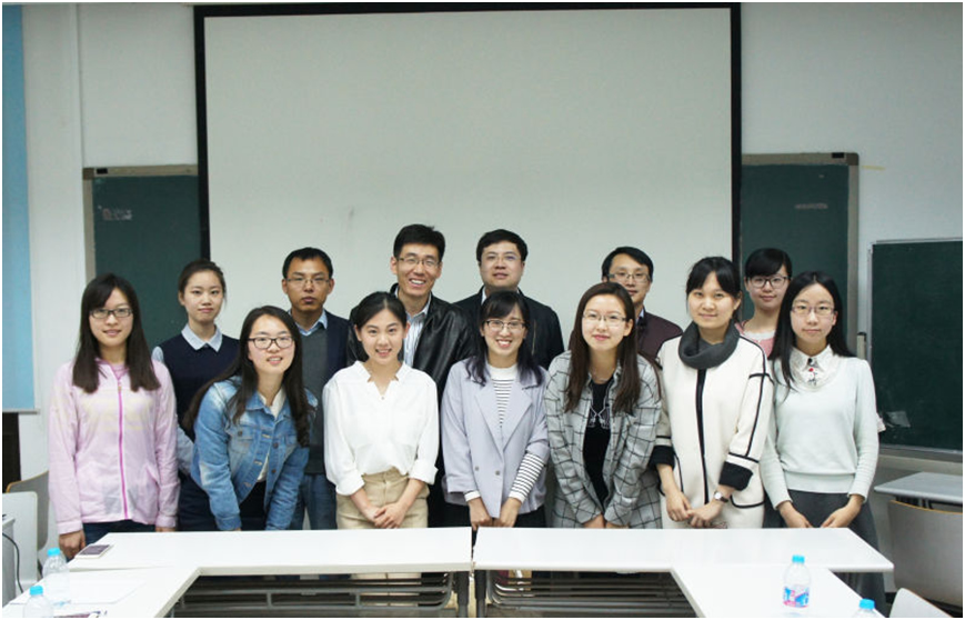 人文学院研团工作人员与师兄师姐及老师们合影留念