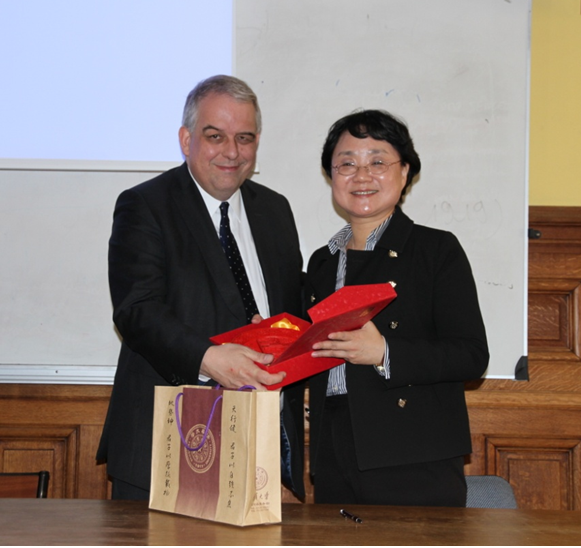 索邦大学校长巴塞勒米•约伯特接受颜海平教授代表清华大学赠送的纪念品。