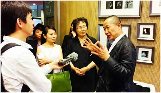 图为赵丽明、谭盾与同学交流。
