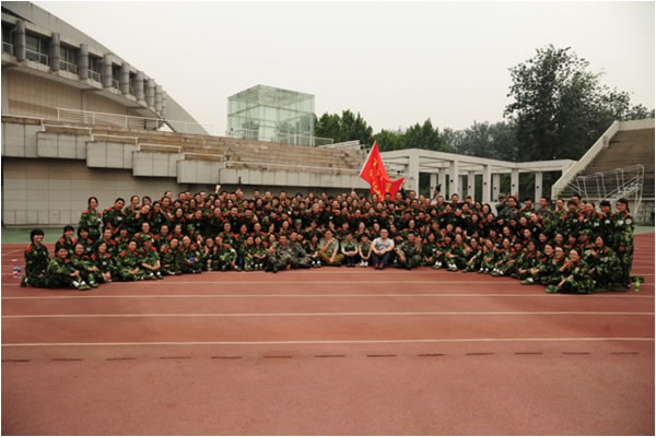 校党委副书记史宗恺和二十八连全体同学合影