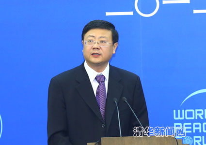 图为清华大学校长陈吉宁代表清华欢迎中外与会嘉宾。