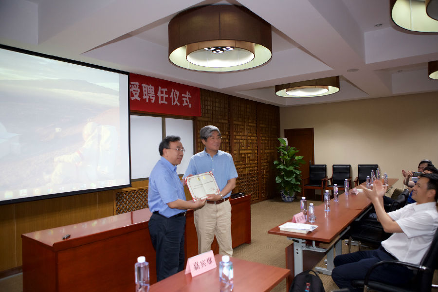 万俊人院长向刘钝教授颁发聘书.jpg